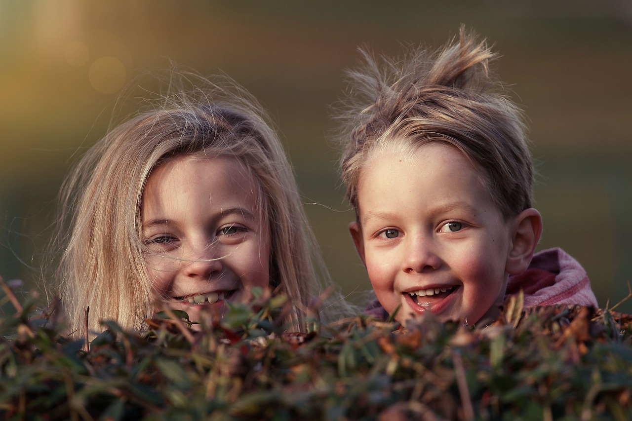 zwei Kinder lachen