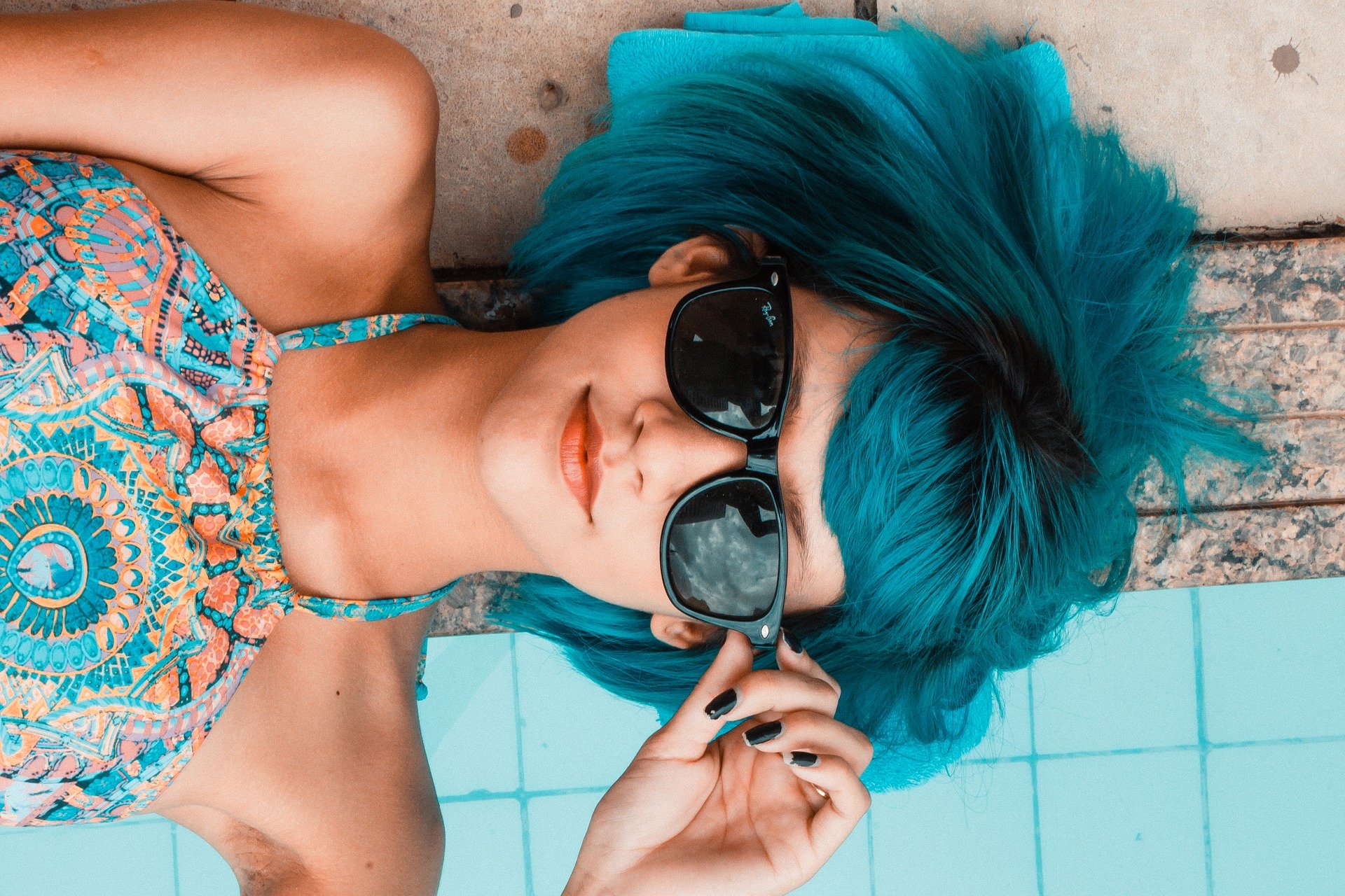 Selbstbewusste Frau mit blauen Haaren